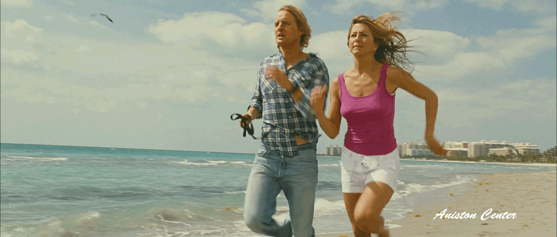 Jennifer Aniston & Owen Wilson chasing Marley on the beach in Miami